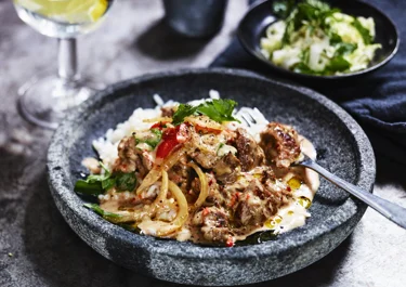 Högrevsgryta med syrad grädde och sambal