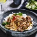 Högrevsgryta med syrad grädde och sambal