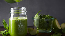 Grön juice med passionsfrukt och mynta