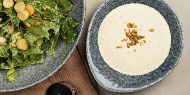 Perinteinen maku, moderni raikkaus. Crème fraîchesta tehty ceasarkastike on helposti muunneltavissa.