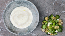 Vichyssoise och sallad med skogschampinjon, jordärtskocka och lökcrème
