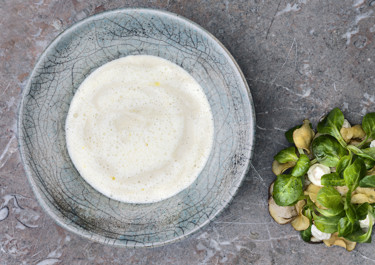Vichyssoise och sallad med skogschampinjon, jordärtskocka och lökcrème