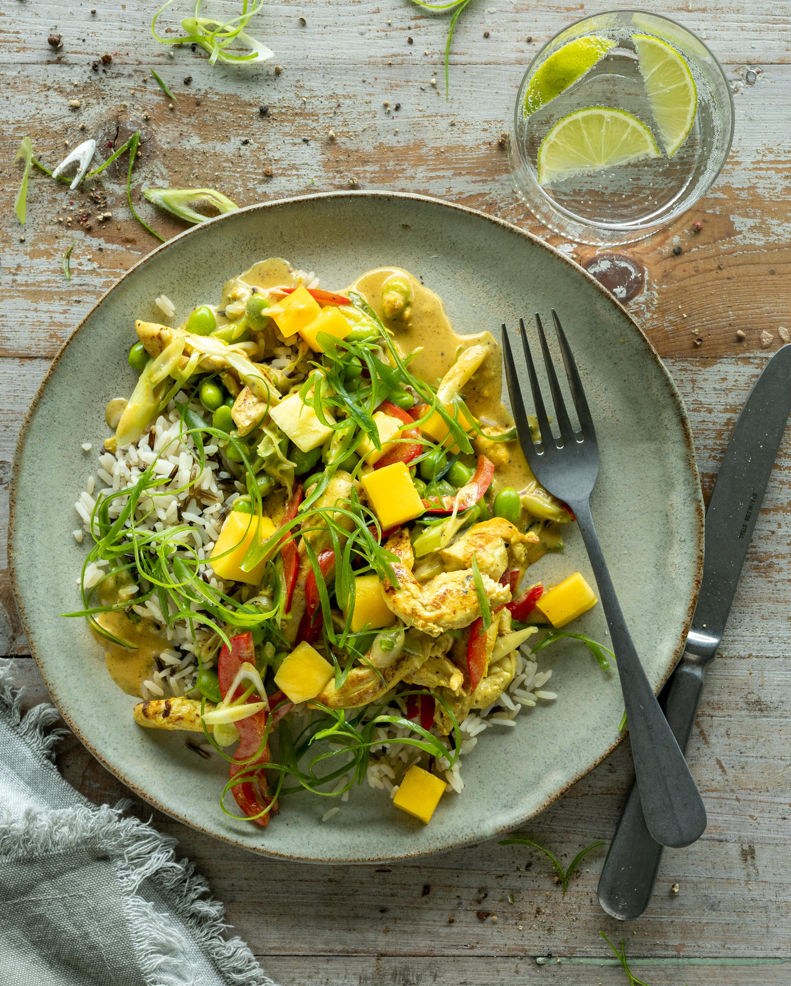 Kylling i karry med mango og edamamebønner