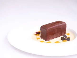 Chokoladebar med karamel, pistacie, passionsfrugt & creme anglaise