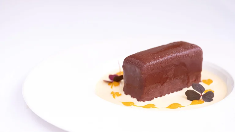 Μπάρα σοκολάτας με καραμέλα, φιστίκι, φρούτα του πάθους & κρεμ Anglaise