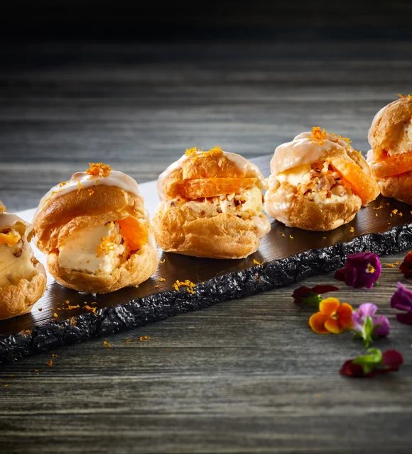 CHOUX PASTRY WITH PINEAPPLE CREAM CHEESE