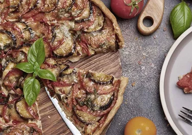 Pizza de verduras con crema de queso