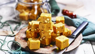 Saffransfudge med pistagenötter