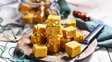 Saffransfudge med pistagenötter