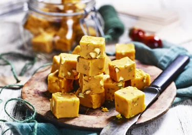 Saffransfudge med pistagenötter