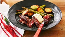 Grillad biff med ugnsstekta grönsaker och bearnaise