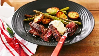 Grillad biff med ugnsstekta grönsaker och bearnaise