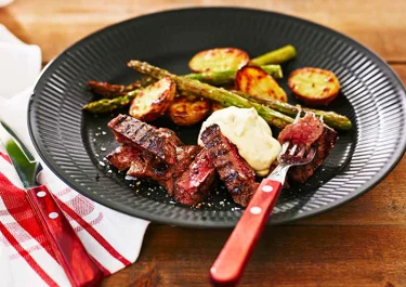 Grillad biff med ugnsstekta grönsaker och bearnaise