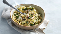 Krämig grönkålspasta med ädelost och nötter