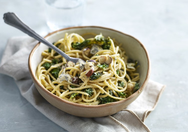 Krämig grönkålspasta med ädelost och nötter