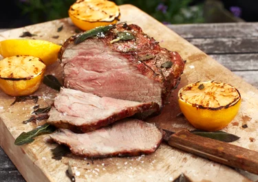 Helgrillad fläskkarré med salvia och citron