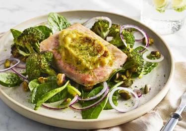 Lax med fruktig currysmak och limedressad broccoli