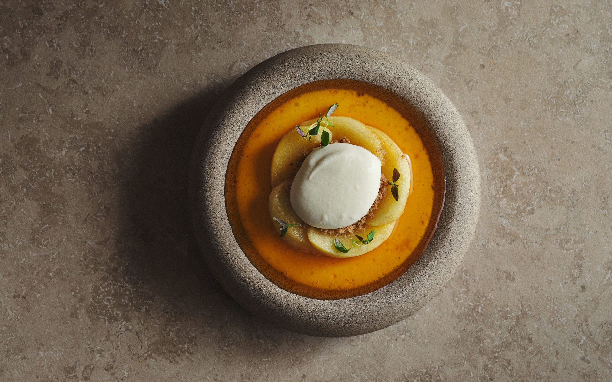 Bakad punschkräm, karamelliserade äpplen och vispad punschgrädde