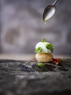 Basilicumijs geserveerd op een krokant kussentje