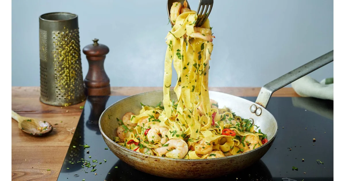 PASTA TAGLIATELLE CON CHILE, LIMÓN Y GAMBAS