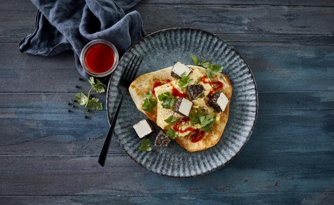 PAAHDETTU NAANLEIPÄ MUNAKOKKELILLA JA MUSTAPIPPURITUOREJUUSTOLLA