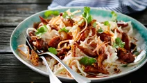 Kålsalat med kylling i hoisinsauce