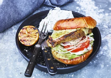 Grillad fläskkarré med gurkyoghurt och silverlök