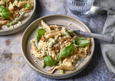 Krämig ostpasta med valnötter