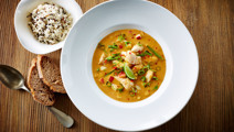 Karrysuppe med kylling, forårsløg og chili