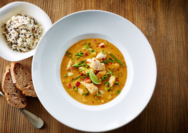 Karrysuppe med kylling, forårsløg og chili