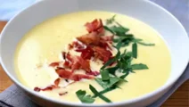 Krämig löksoppa med blåmögelost