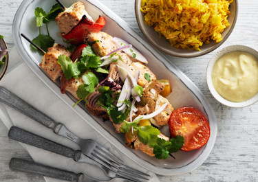 Yoghurtmarinerad paneer på spett med gult linsris