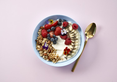 Skyr bowl med granola, chiafrø og banan