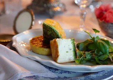 Örtgratinerad ost med grillat äpple