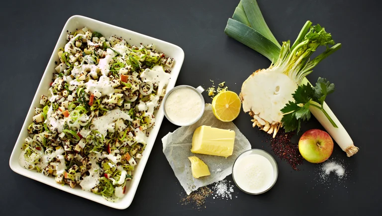 Sort quinoa med sukkersaltede porrer og bagt knoldselleri