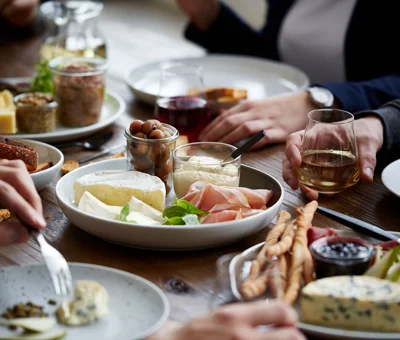 Castello Hvit med hummus og parmaskinke