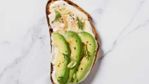 Lactosevrije toast met avocado, tahini en Lactofree roomkaas