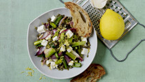 Linsesalat med salatost og hvidløgsbrød