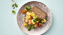Rugbrødstoast med laks, spinat og røræg