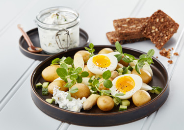 Kartoffelsalat med asparges og rygeost