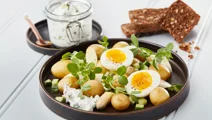 Kartoffelsalat med asparges og rygeost