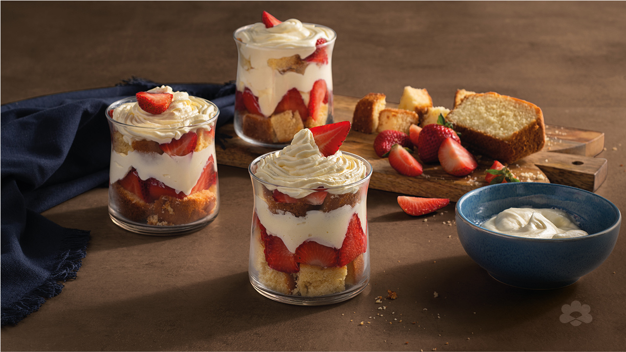 Strawberry shortcake trifle 