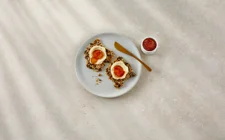 CASTELLO® FLØJL PÅ KNEKKEBRØD MED APPELSINMARMELADE