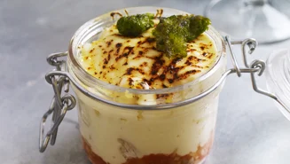 Macaroni and cheese med kyckling och örtkrutonger