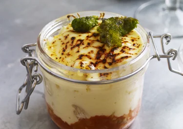 Macaroni and cheese med kyckling och örtkrutonger