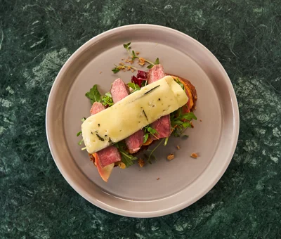 OPEN GRILLED STEAK SANDWICH WITH BLUE CHEESE