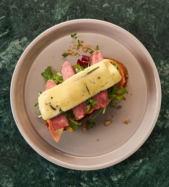 Sandwich ouvert au steak grillé et fromage bleu velours