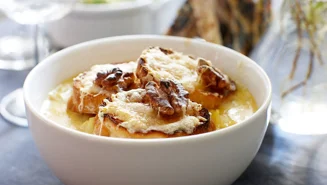 Ostgratinerad palsternackssoppa med valnötter