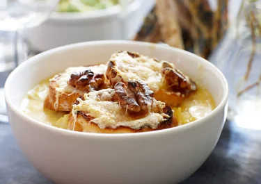 Ostgratinerad palsternackssoppa med valnötter