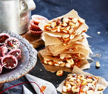 Pähkinätoffee on yksinkertaisista raaka-aineista syntyvä herkku, joka hurmaa aina uudelleen.